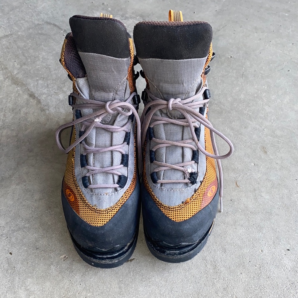 Solomon Hiking Boots Women’s size 6